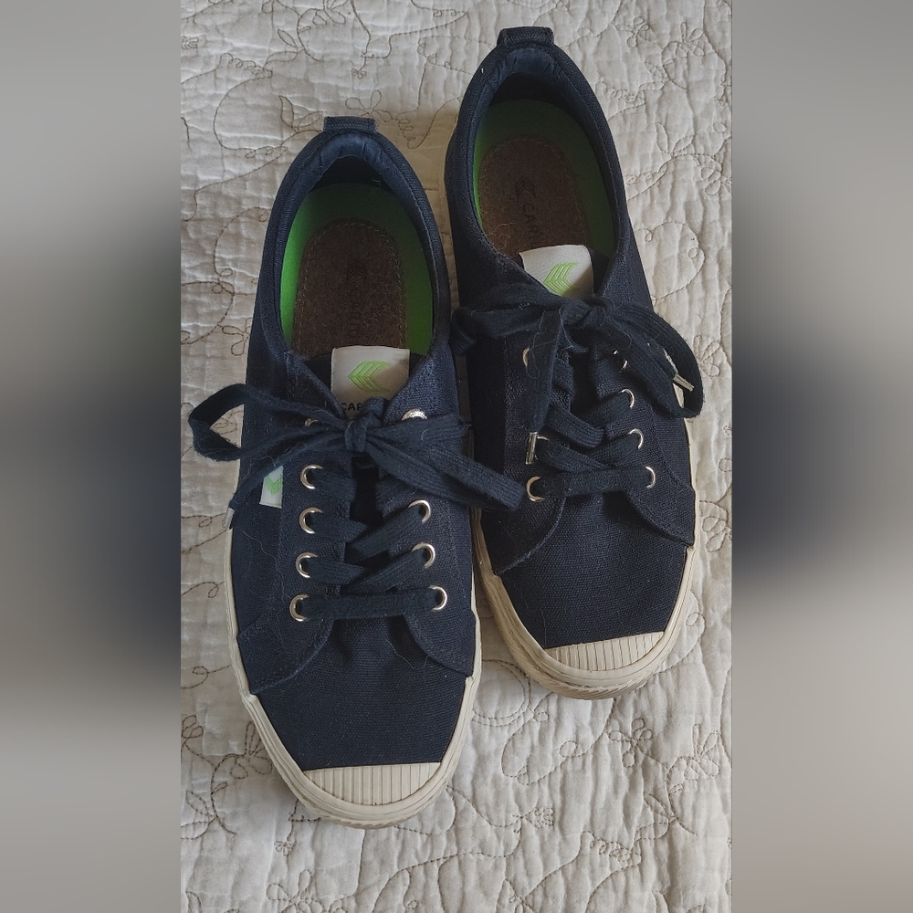 Cariuma OCA Low Canvas Sneakers Size 9 Women's Navy With White Soles